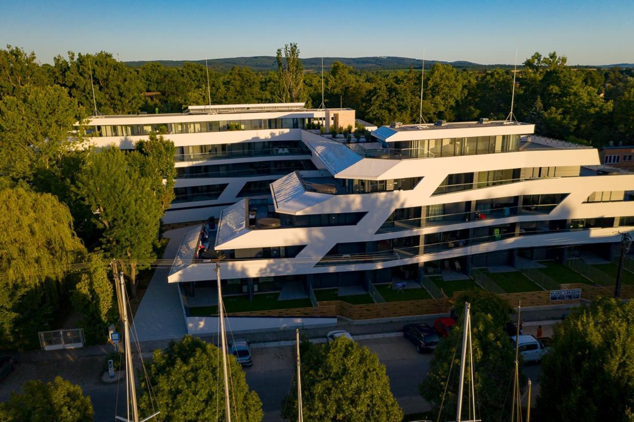 Marina Apartman Hotel Balatonszemes Exterior photo