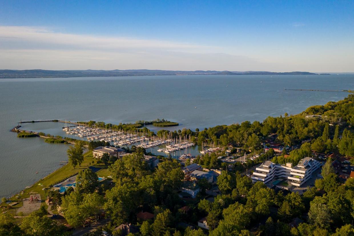 Marina Apartman Hotel Balatonszemes Exterior photo